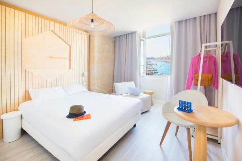 Una cama o camas en una habitación de Hôtel Life Marseille VP - Vieux Port