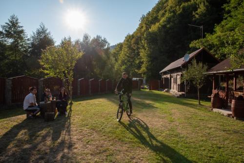 カランセベシュにあるCabana Râul Lungの庭の自転車に乗る男