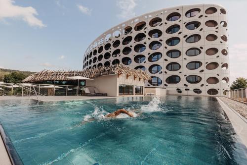 The swimming pool at or close to Das Seepark Wörthersee Resort