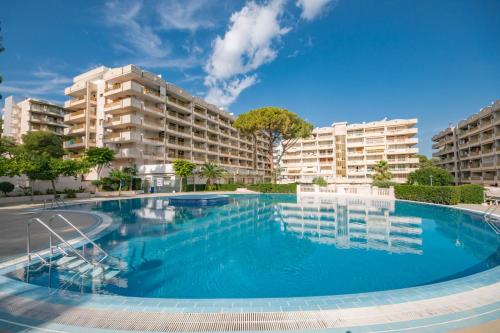 La pileta dentro o cerca de Salou-Piscina-Playa Port Aventura1