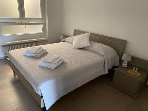 Кровать или кровати в номере APNC Apartment Castagnola