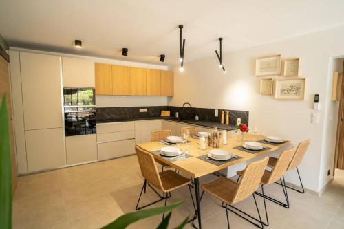 A kitchen or kitchenette at Rez de villa de charme-piscine-3 chambres 6 pers