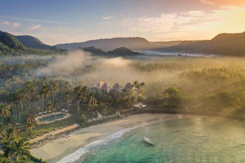 - Vistas aéreas a un complejo con río y playa en Candi Beach Resort & Spa, en Candidasa