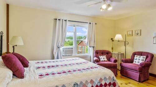 Кровать или кровати в номере Bayview Pines Country Inn B&B