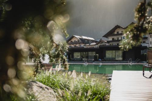 A piscina localizada em Neuhaus Zillertal Resort ou nos arredores