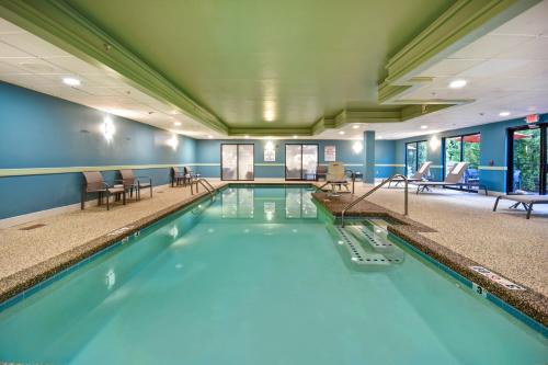 A piscina localizada em Holiday Inn Express Newport North - Middletown, an IHG Hotel ou nos arredores