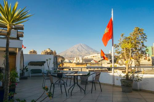 アレキパにあるCasona Terrace Hotelの山の景色を望むバルコニー(テーブル、椅子付)