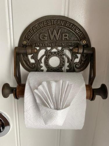 een rol toiletpapier aan een deur bij The Great Western Hotel in Taunton