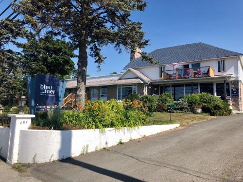 een huis aan de straatkant bij Bleu Mer, hôtel & résidences in Carleton sur Mer