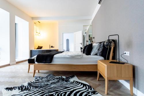 um quarto com uma cama com um tapete de estampa de zebra em La Bouche Appartements em Oświęcim