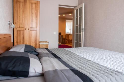 Apartament Amber, Liepāja في ليبايا: غرفة نوم بسرير كبير في غرفة