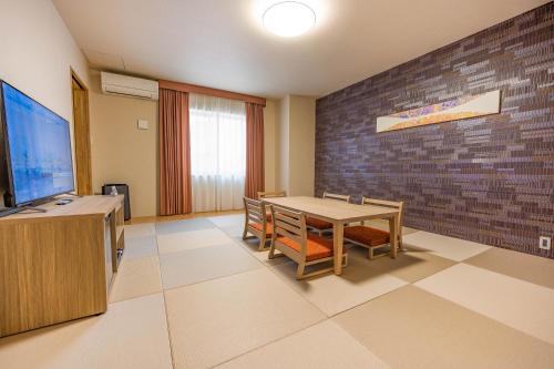 Uma TV ou centro de entretenimento em Tabino Hotel lit Matsumoto Milky white Onsen