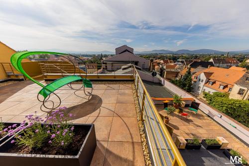 einen Balkon mit einem grünen Geländer auf dem Dach in der Unterkunft Hotel Sonne in Zittau