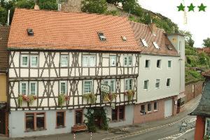 un gran edificio con techo naranja en una calle en Hotel Goldener Karpfen, en Aschaffenburg