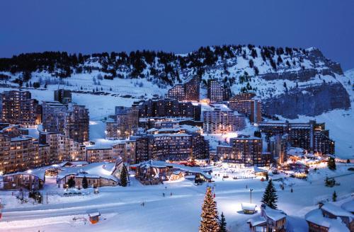 een nachtzicht op een skigebied in de sneeuw bij Belambra Clubs Avoriaz - Les Cimes du Soleil in Avoriaz