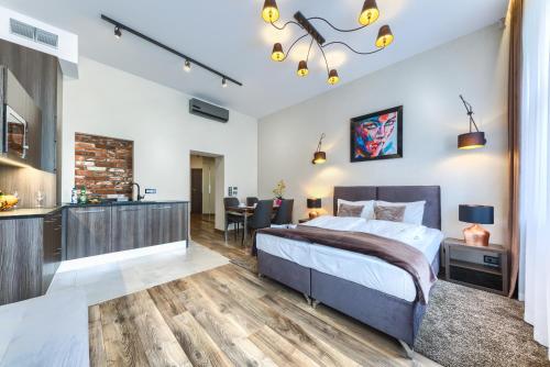 una camera con letto king-size e una cucina di Abba Apartments a Breslavia