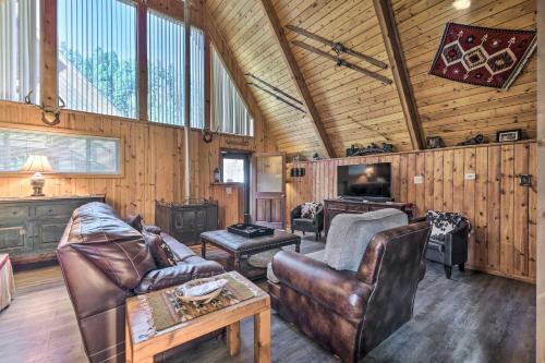 Un lugar para sentarse en Ski-InandSki-Out Red River Cabin with Mtn Views!