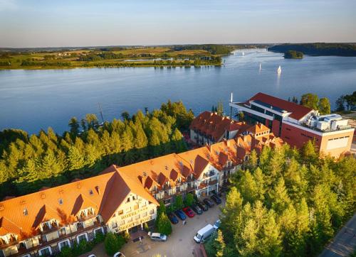 uma vista aérea de um resort num lago em Hotel Robert's Port em Mikołajki