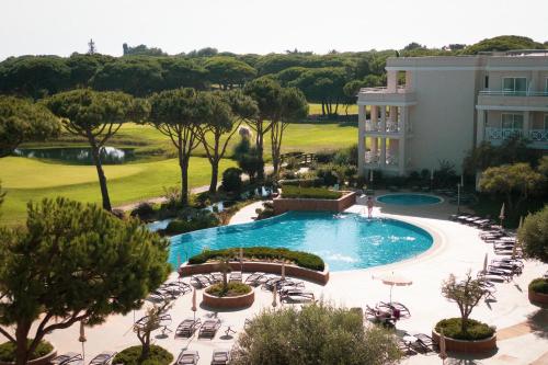 - une vue sur la piscine d'un complexe dans l'établissement Onyria Quinta da Marinha Hotel, à Cascais