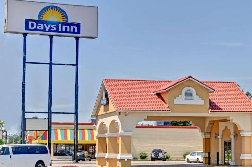 ルイスビルにあるDays Inn by Wyndham Louisville Airport Fair and Expo Centerの日刊宿屋看板