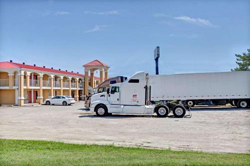 ルイスビルにあるDays Inn by Wyndham Louisville Airport Fair and Expo Centerの建物前に停車する白半トラック