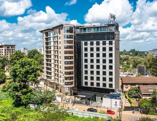 un edificio alto con una bandera encima en Best Western Plus Westlands, en Nairobi