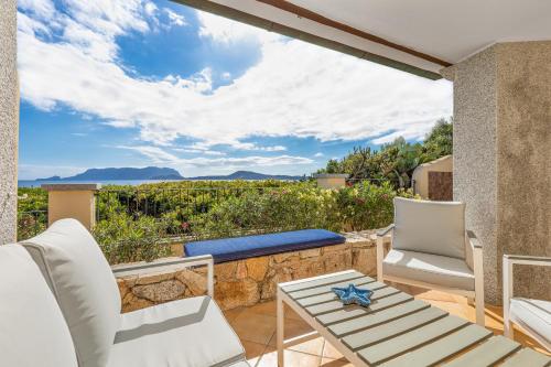 un patio con mesa, 2 sillas y vistas en Terrazza su Tavolara, en Olbia