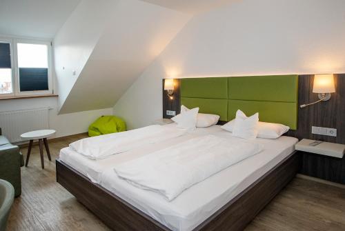 Tempat tidur dalam kamar di Insel-Hotel-Lindau