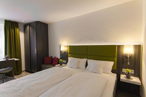 Tempat tidur dalam kamar di Insel-Hotel-Lindau