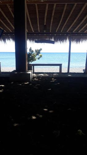 un edificio con vista sulla spiaggia e sull'oceano di Pakel's Bali Villas ad Amed