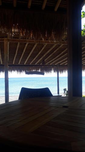 una sedia blu seduta sotto un padiglione in spiaggia di Pakel's Bali Villas ad Amed