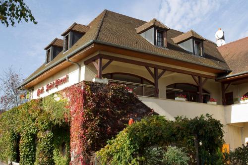 una grande casa con tetto e edera di Hostellerie St Vincent a Nuits-Saint-Georges