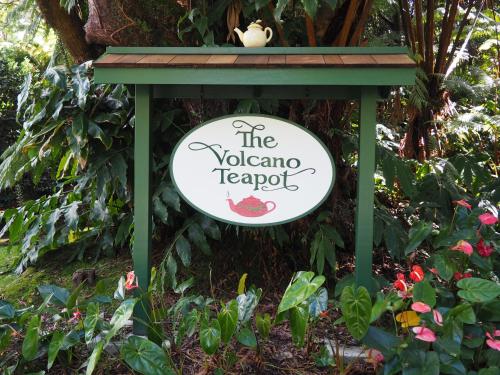 ein Schild für die volvia-Teekanne in einem Garten in der Unterkunft Volcano Teapot Cottage in Volcano