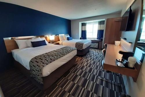 Cama ou camas em um quarto em Microtel Inn & Suites by Wyndham Loveland