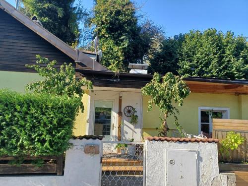 una casa gialla con una recinzione di fronte di Binderhäusl a Salisburgo