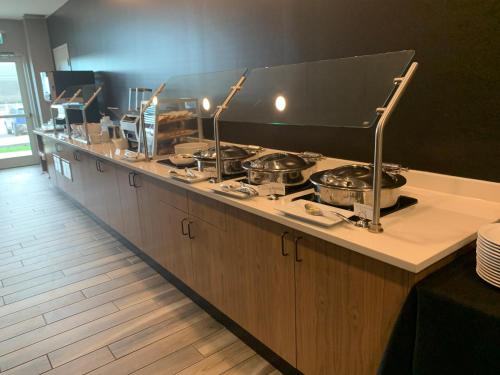 A cozinha ou cozinha compacta de Holiday Inn Hotel & Suites - Calgary Airport North by IHG