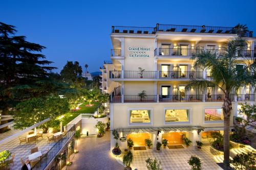 een luchtzicht op een hotel 's nachts bij Grand Hotel La Favorita in Sorrento