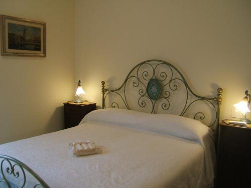 - une chambre avec un lit blanc et 2 lampes dans l'établissement Locanda Canareggio, à San Biagio di Callalta