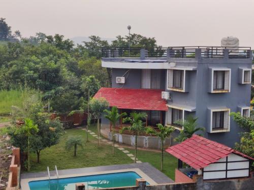 La alberca dentro o cerca de Karjat - 3 BHK Private Bungalow with Private Pool & Garden