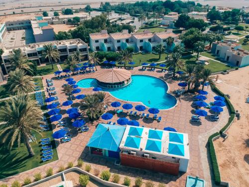 BM Beach Resort tesisinde veya buraya yakın yüzme havuzu