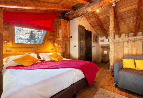 een slaapkamer met een groot bed en een raam bij Locanda4 in Valtournenche