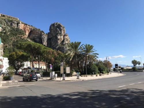 a street in front of a mountain with a road w obiekcie B e B Riviera di Levante w mieście Terracina