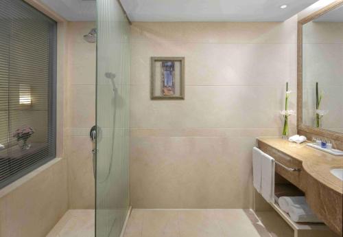 A bathroom at Radisson Blu Hotel Shanghai New World