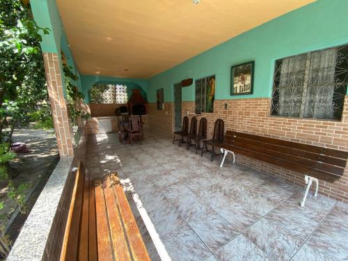 a room with benches and a brick wall at CASA inteira entre Guaratiba e Campo Grande, Rio de Janeiro, RJ - a 40 min da praia, próximo ao Estádio Miecimo da Silva e Park Shopping-Ideal para descanso, encontros, festa e lazer-3000 m2 in Rio de Janeiro