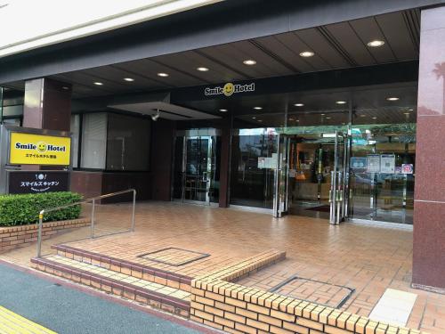 einer Lobby eines Gebäudes mit Drehtür in der Unterkunft Smile Hotel Tokushima in Tokushima