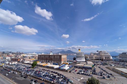 Vista generica su Napoli o vista sulla città dall'interno dell'hotel