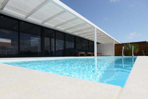 una piscina di fronte a un edificio di Duna Colorada a La Oliva