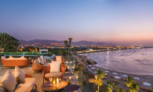 un patio del hotel con vistas al agua en Crowne Plaza Muscat, an IHG Hotel, en Mascate