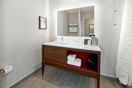 Um banheiro em Holiday Inn Hotel & Suites - Calgary Airport North by IHG