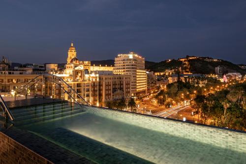 Bazen u objektu Only YOU Hotel Málaga ili u blizini